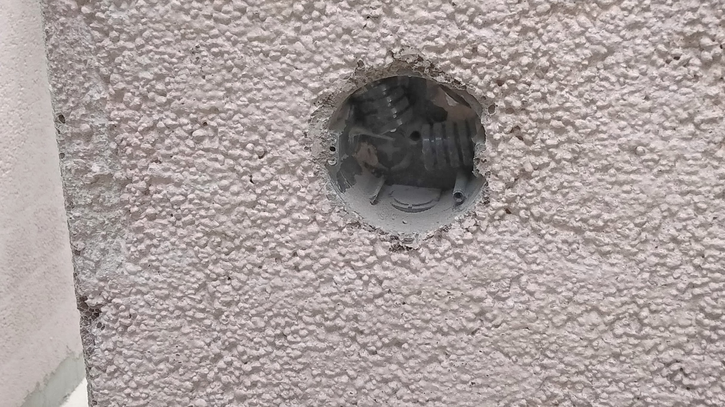 Otvor na elektroinštaláciu sa vytvorí už pri výrobe panela.